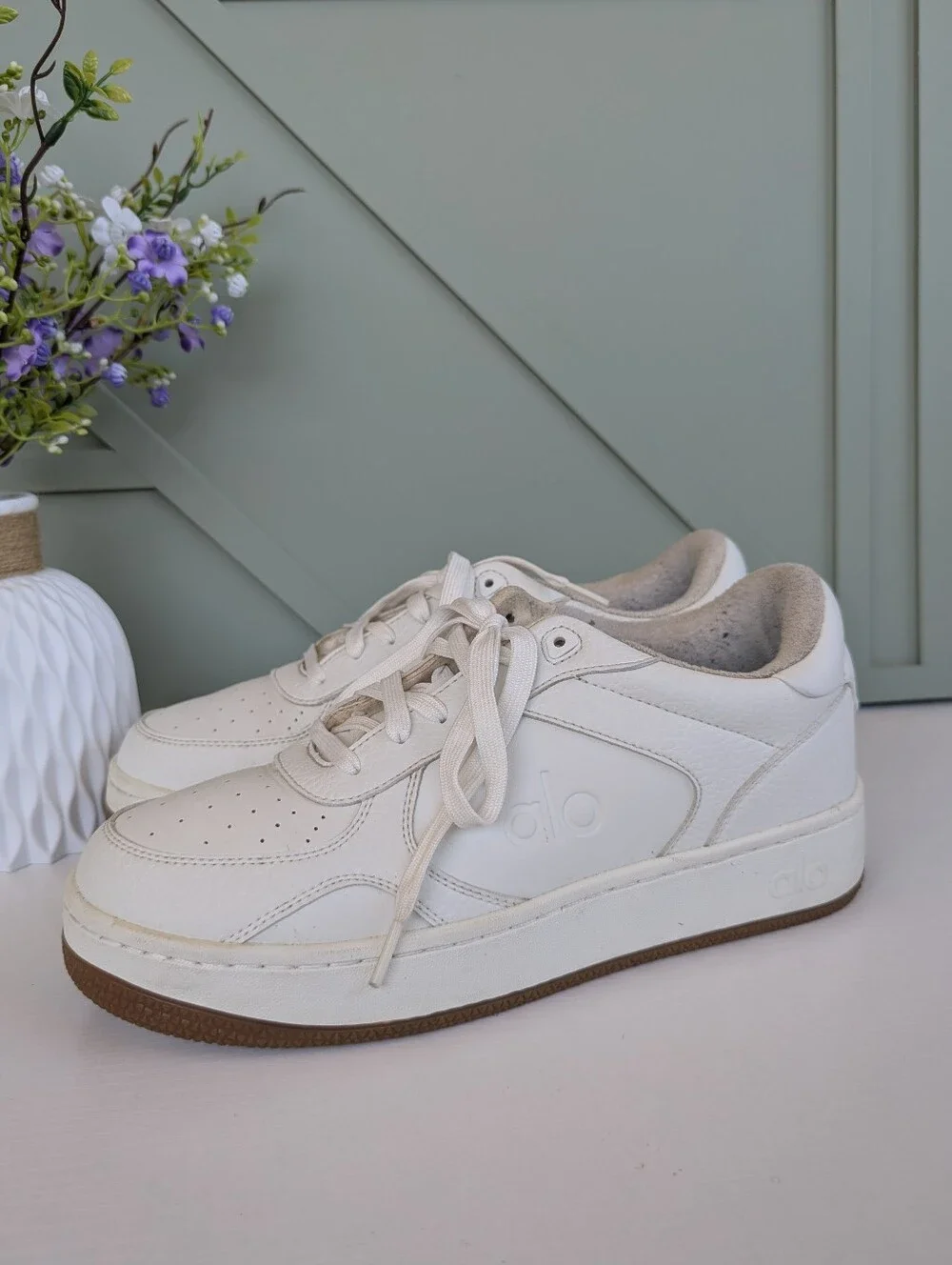 ALO Yoga White Women's Sneakers with Gum Sole - Picture 3 of 16
